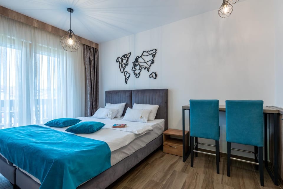 Bed, Kitchen or kitchenette, Living room, Seating area, Bedroom