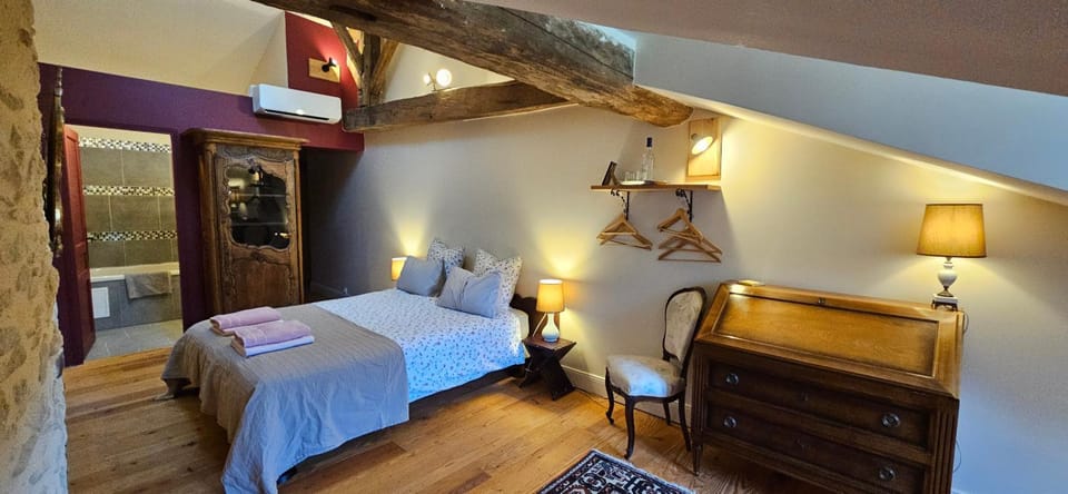 Bed, Photo of the whole room, Seating area, Bedroom
