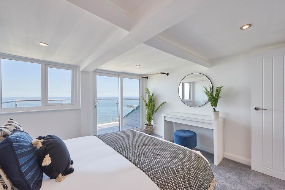 Bed, Bedroom, Sea view