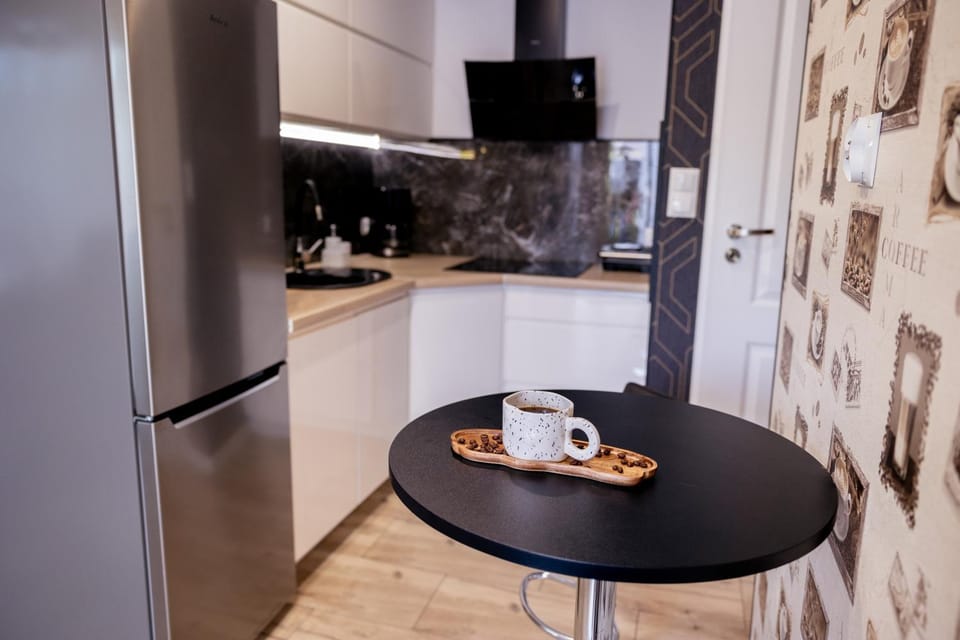 Coffee/tea facilities, Kitchen or kitchenette, stove