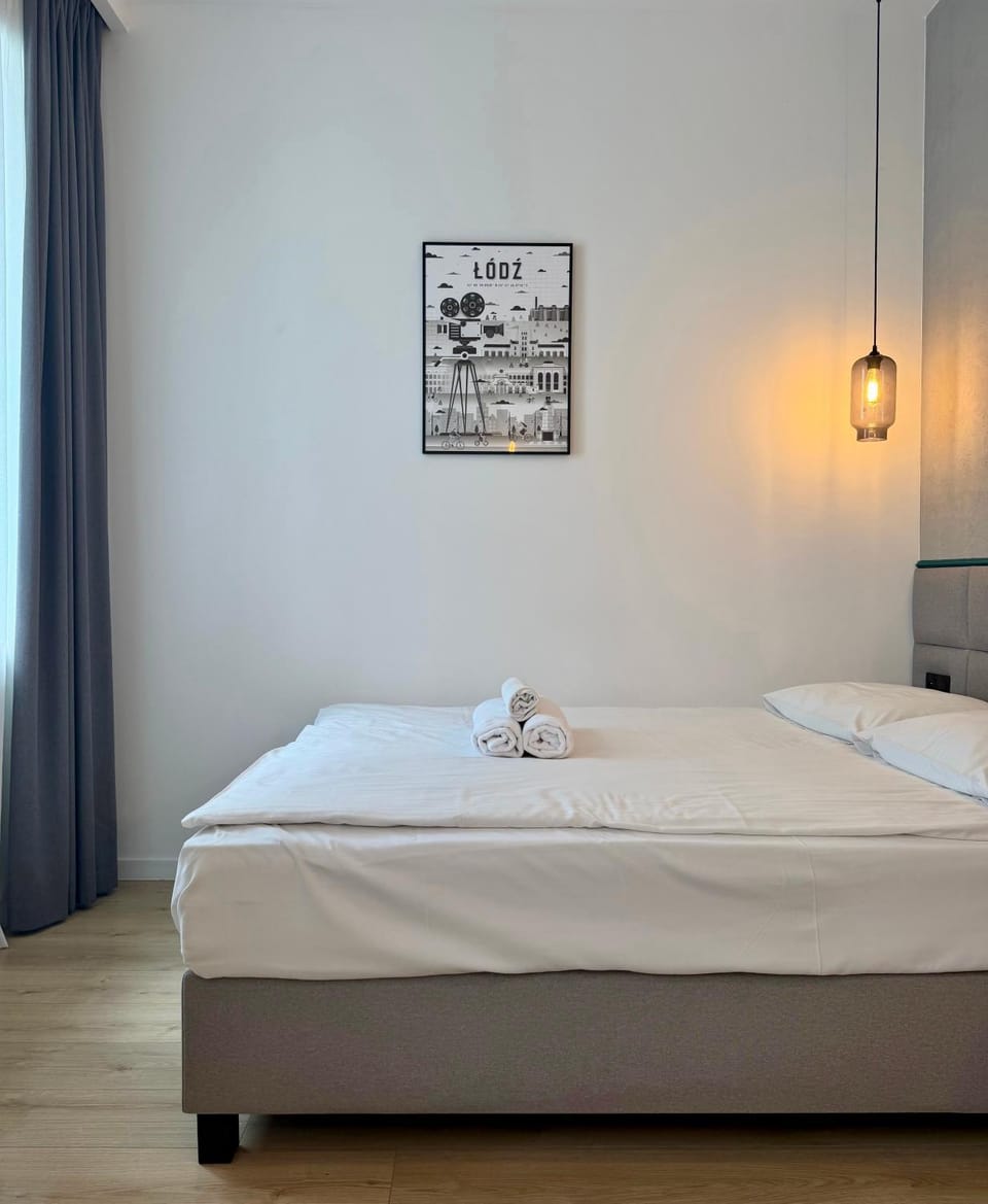 Bed, Photo of the whole room, towels