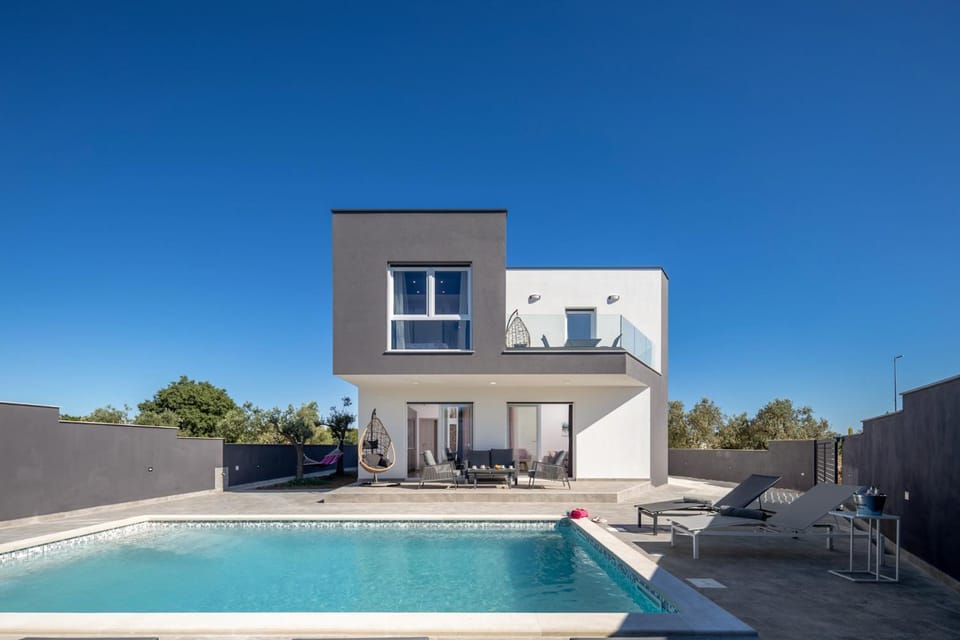 Property building, Swimming pool