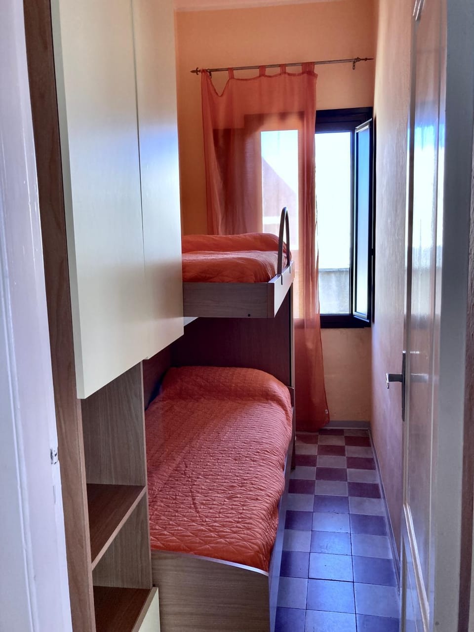 Bedroom, bunk bed