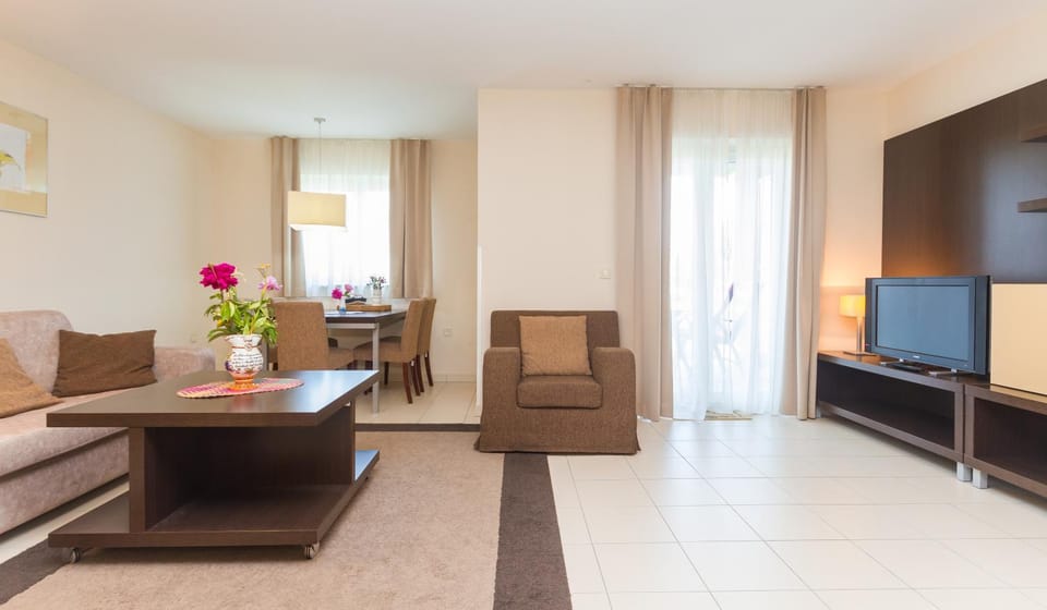 Communal lounge/ TV room, TV and multimedia, Living room, Seating area