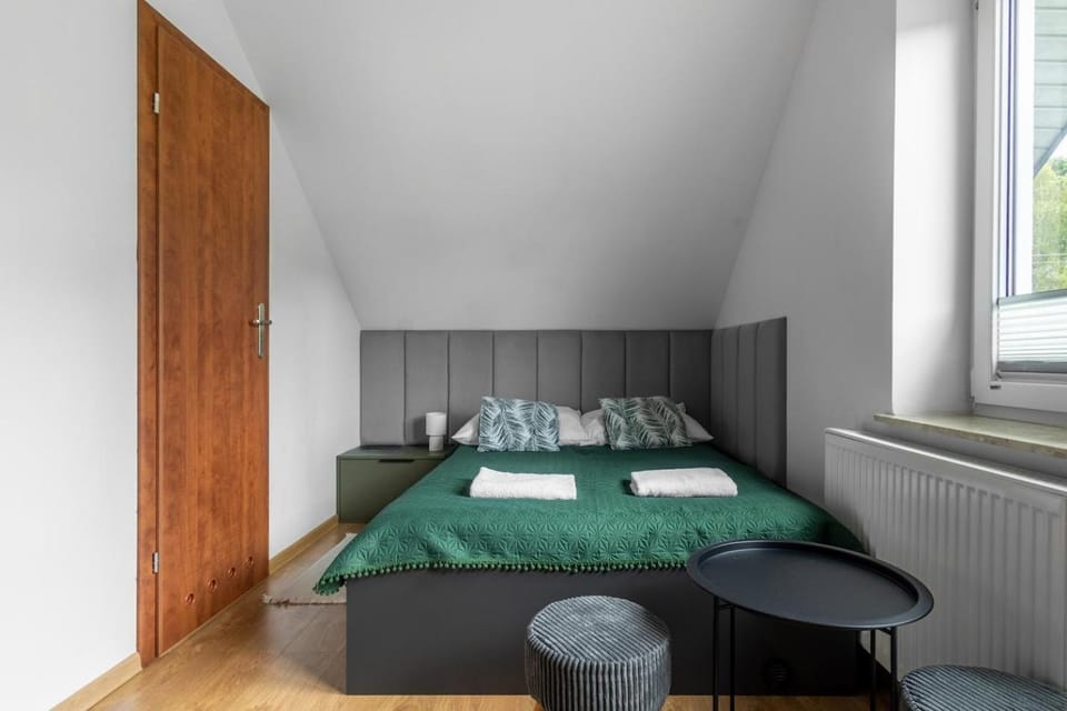 Bed, Photo of the whole room, Decorative detail, Bedroom, towels