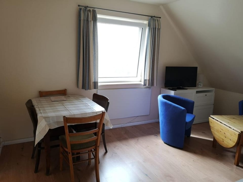 TV and multimedia, Living room, Seating area, Dining area