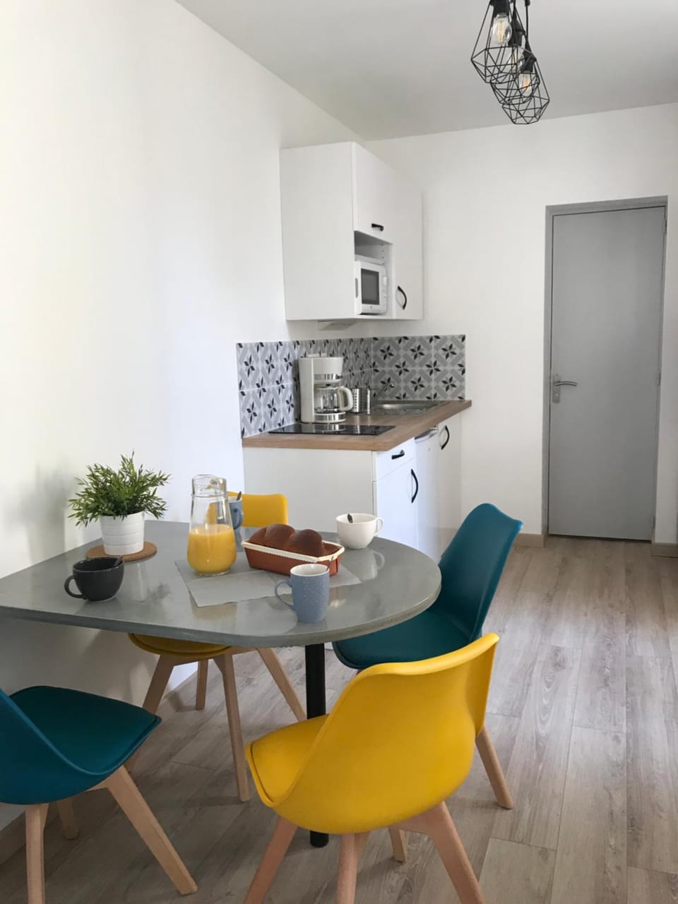 Kitchen or kitchenette, Dining area