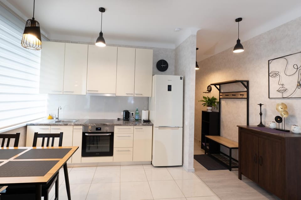 Kitchen or kitchenette, Dining area