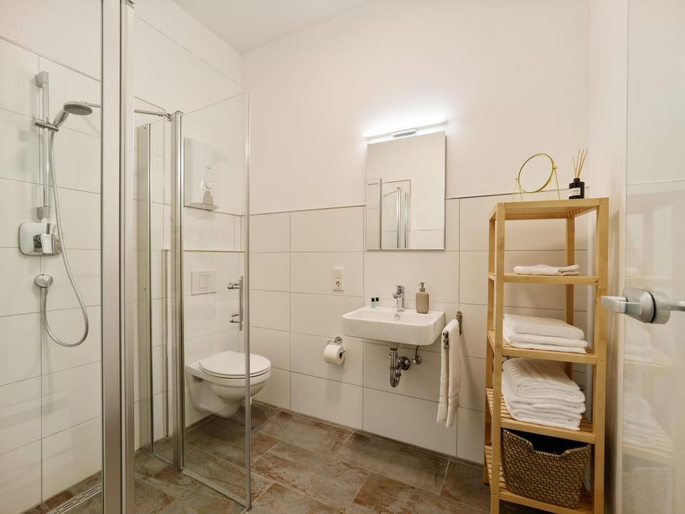 Shower, Toilet, Bathroom, towels