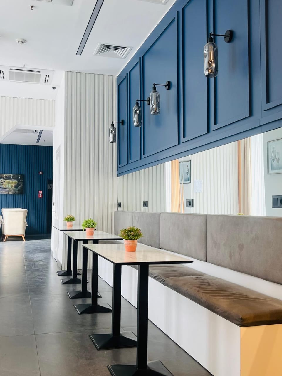 Restaurant/places to eat, Seating area, Breakfast
