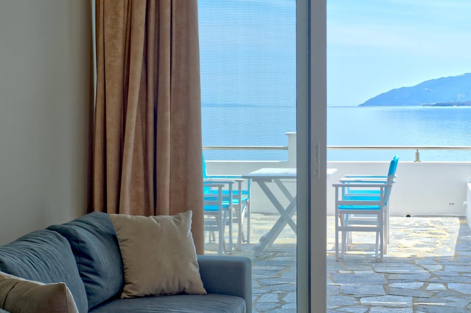 Epipleon Luxury Suites -101- Δωμάτιο 45τμ με βεράντα 30τμ μπροστά στη θάλασσα Apartment in Peloponnese, Western Greece and the Ionian