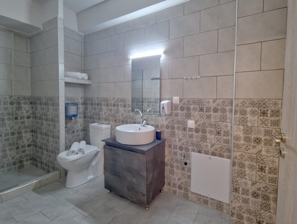 Epipleon Luxury Suites -101- Δωμάτιο 45τμ με βεράντα 30τμ μπροστά στη θάλασσα Apartment in Peloponnese, Western Greece and the Ionian