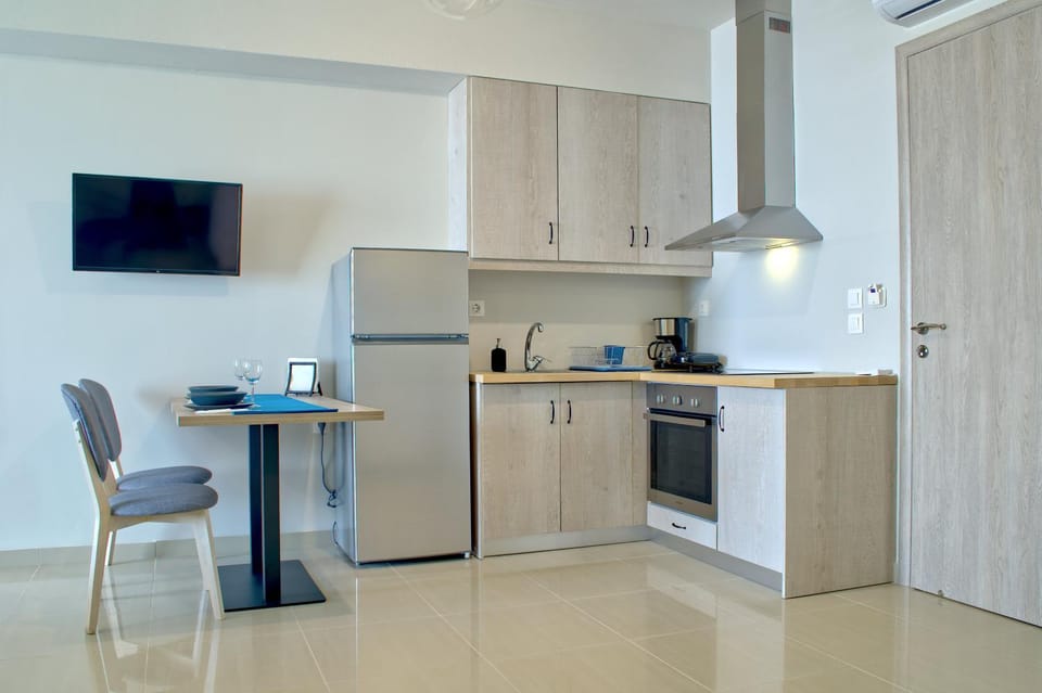 Epipleon Luxury Suites -101- Δωμάτιο 45τμ με βεράντα 30τμ μπροστά στη θάλασσα Apartment in Peloponnese, Western Greece and the Ionian