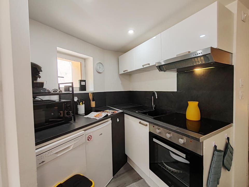 Coffee/tea facilities, dishwasher, oven, stove, toaster, kitchen