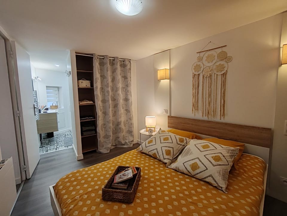 Bed, Photo of the whole room, Bedroom, towels, wardrobe