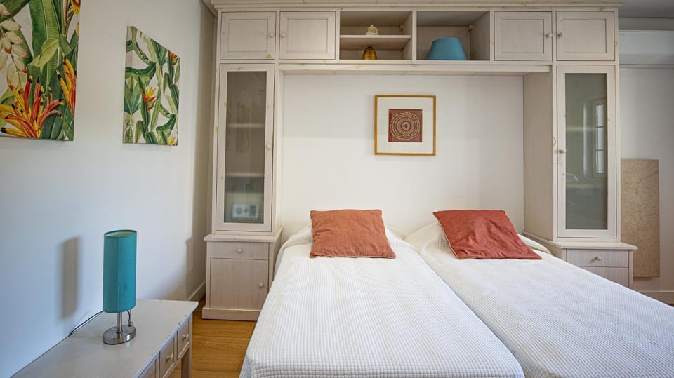 Bed, Photo of the whole room, Bedroom, air conditioner