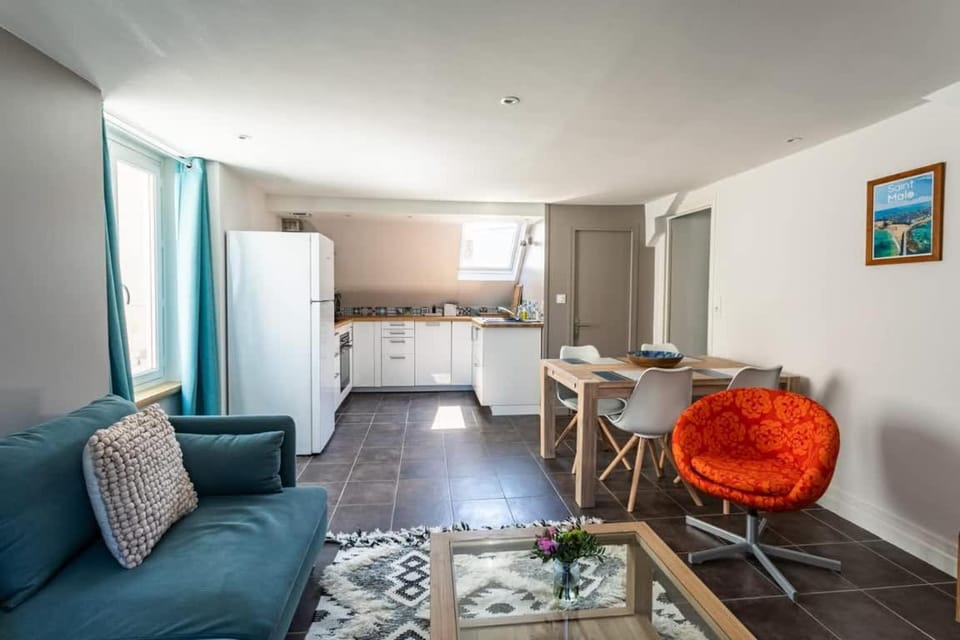 Kitchen or kitchenette, Living room, Seating area, Dining area