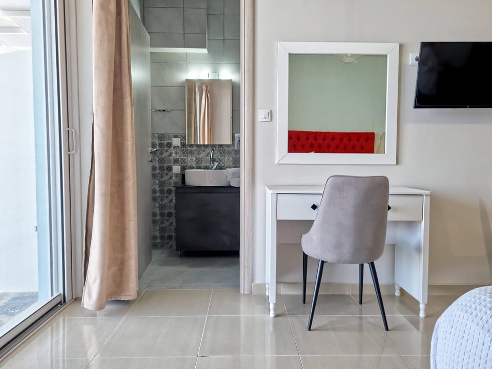 Epipleon Luxury Suites -102- Δωμάτιο 45τμ με βεράντα 35τμ μπροστά στη θάλασσα Apartment in Peloponnese, Western Greece and the Ionian