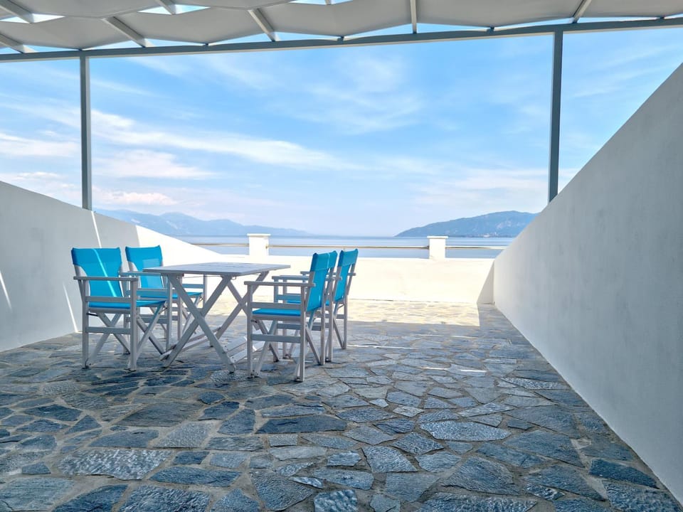 Epipleon Luxury Suites -102- Δωμάτιο 45τμ με βεράντα 35τμ μπροστά στη θάλασσα Apartment in Peloponnese, Western Greece and the Ionian