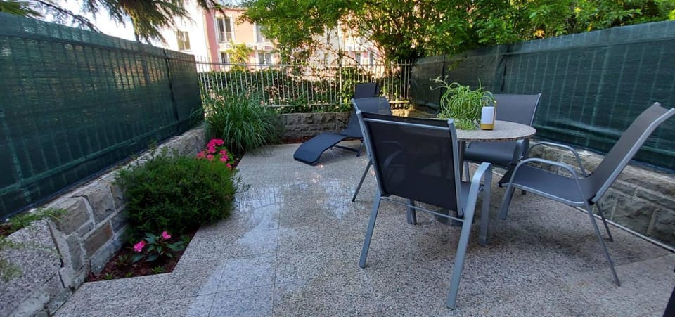 Patio, Garden, sunbed