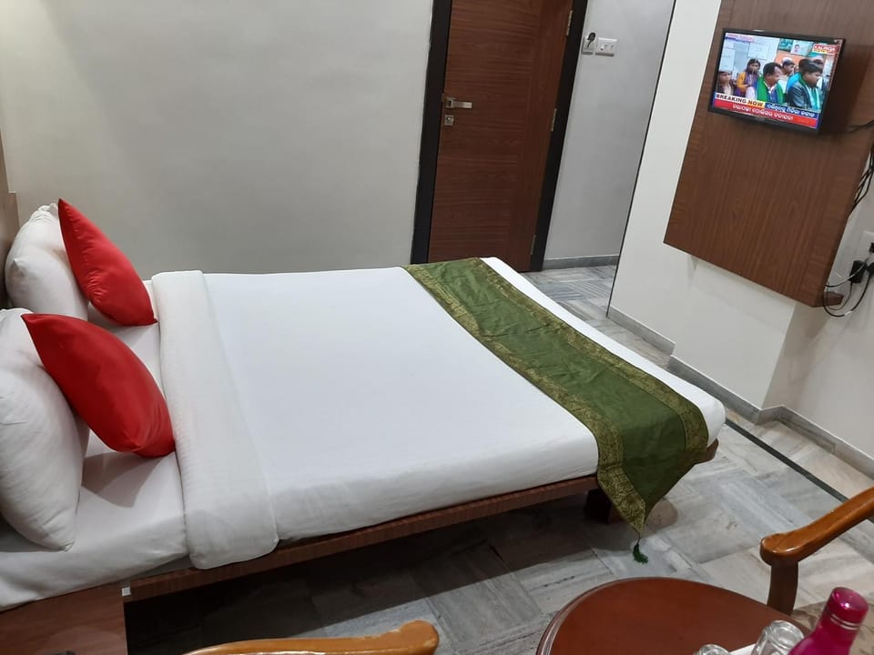 Bed, TV and multimedia, Photo of the whole room, Bedroom