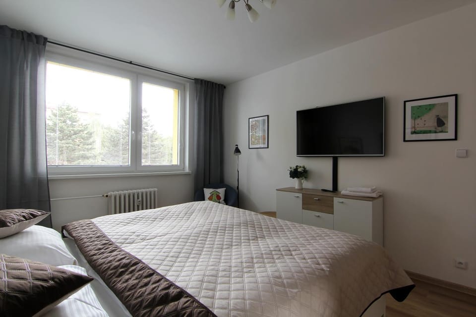 Bed, TV and multimedia, Bedroom