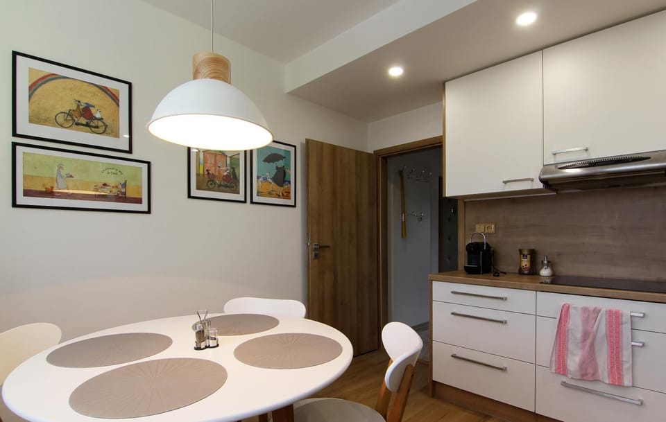 Kitchen or kitchenette, Dining area, stove