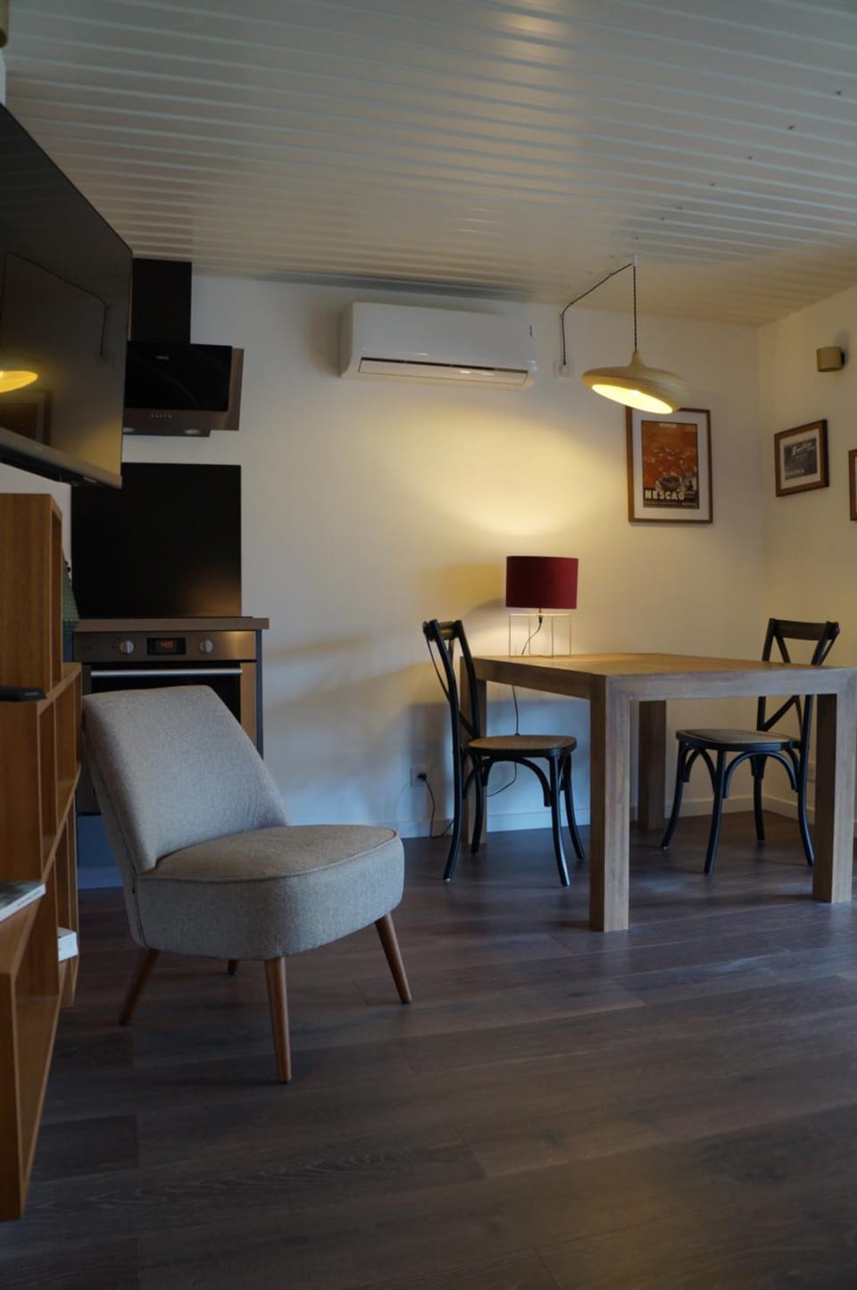 Kitchen or kitchenette, Seating area, Dining area
