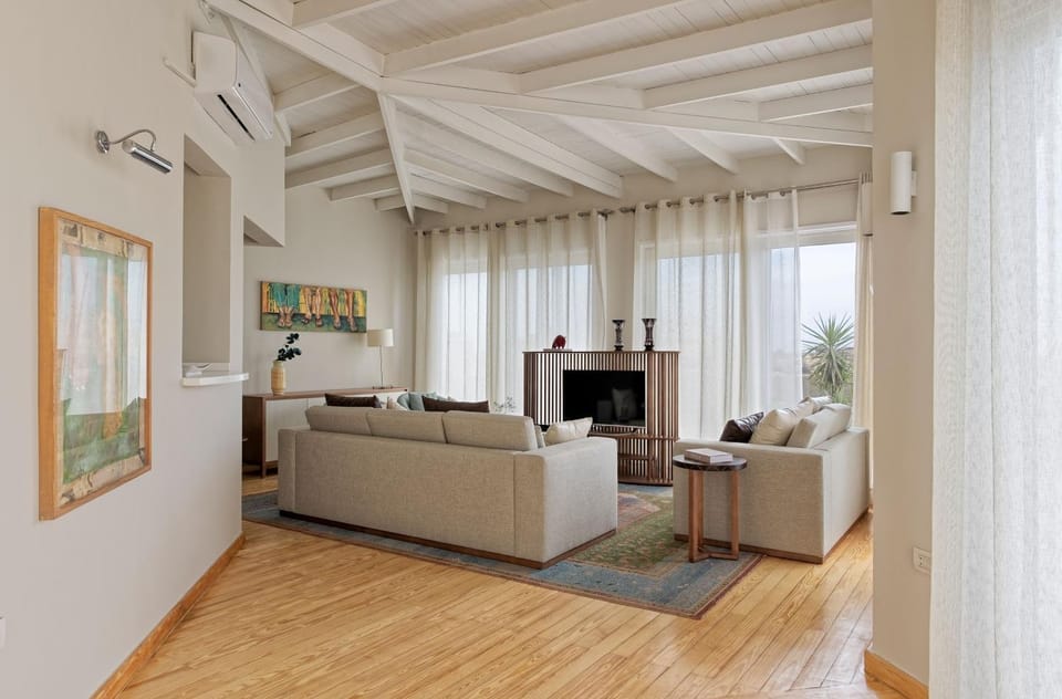 TV and multimedia, Living room, Seating area, air conditioner