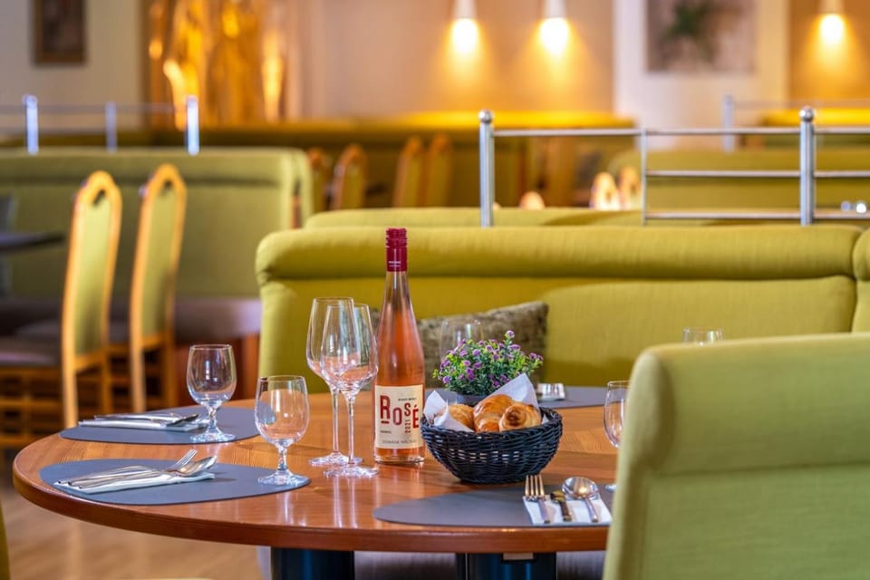 Restaurant/places to eat, Lounge or bar