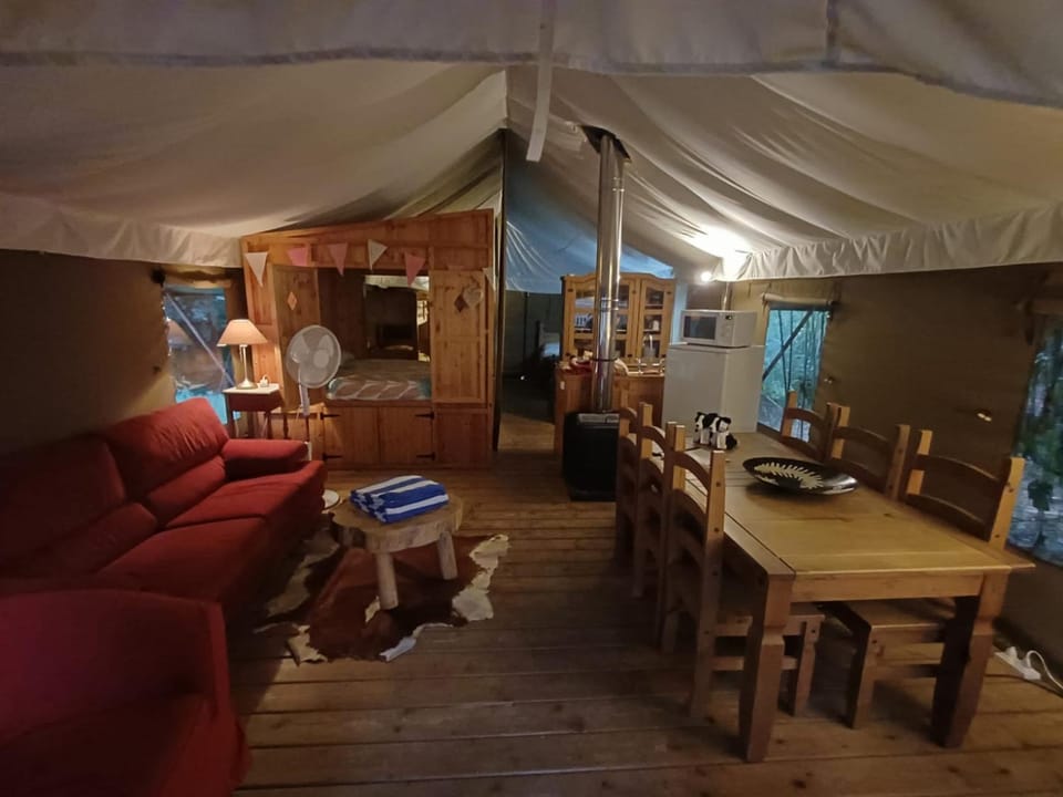 Seating area, Dining area