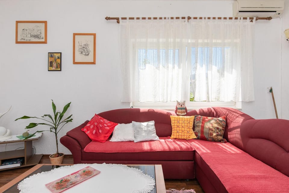 Living room, Seating area, air conditioner