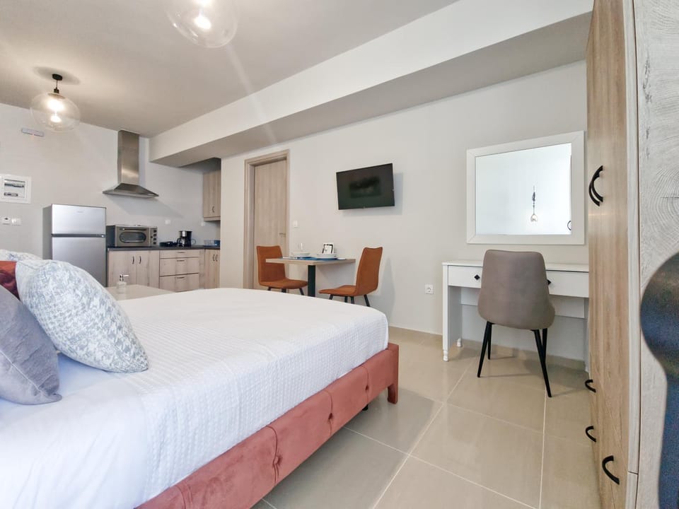 Epipleon Luxury Suites - 103 - Δωμάτιο 35τμ με βεράντα 35τμ μπροστά στη θάλασσα Apartment in Peloponnese, Western Greece and the Ionian