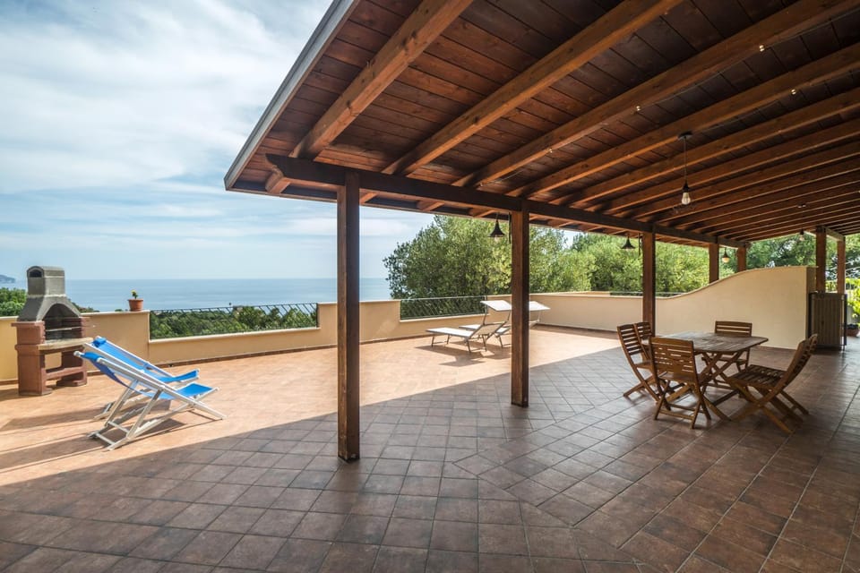 Property building, Natural landscape, BBQ facilities, Solarium, View (from property/room), Balcony/Terrace, Sea view, sunbed