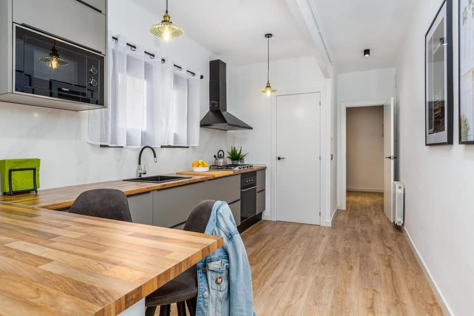 Poble Sec 3BR 2BA Balcony Sleeps 7 Apartment in Barcelona