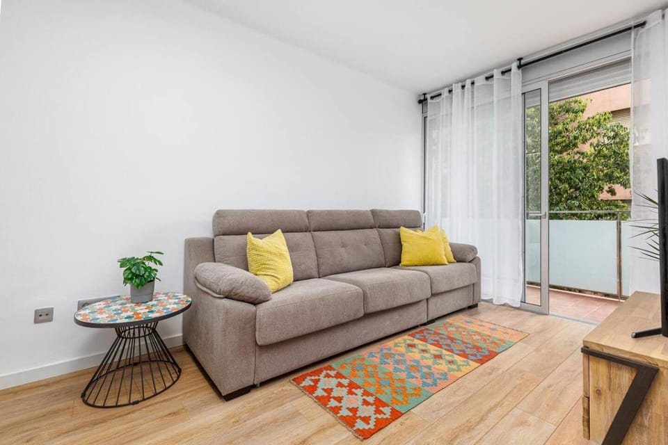 Poble Sec 3BR 2BA Balcony Sleeps 7 Apartment in Barcelona