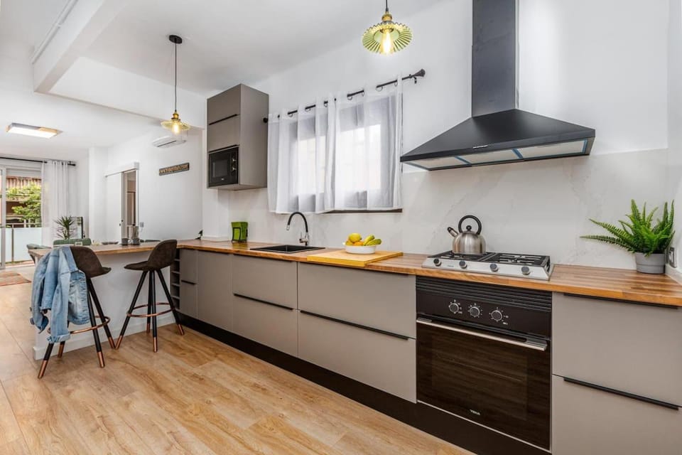 Poble Sec 3BR 2BA Balcony Sleeps 7 Apartment in Barcelona