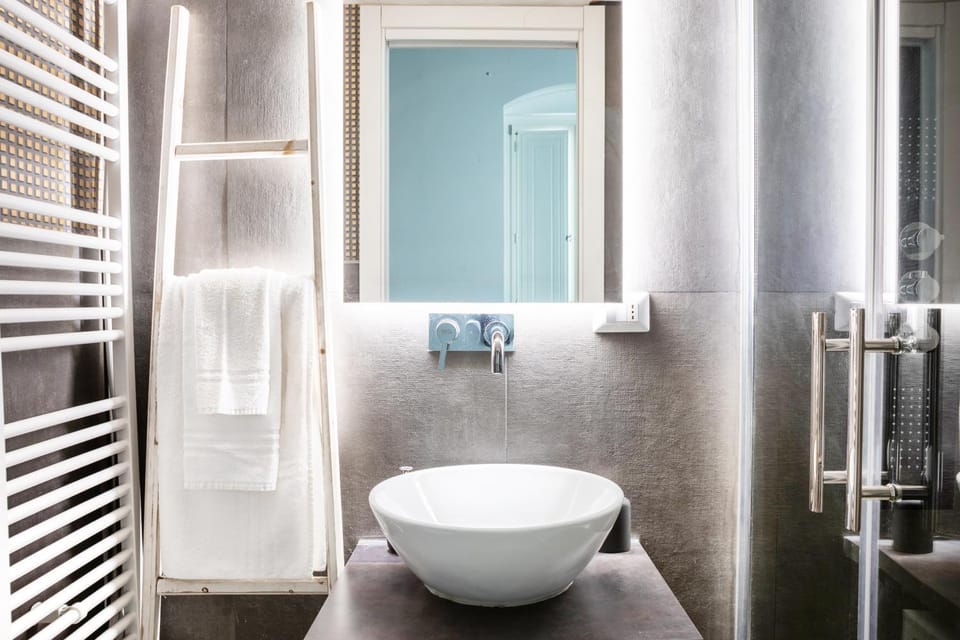 Shower, Toilet, Bathroom, towels