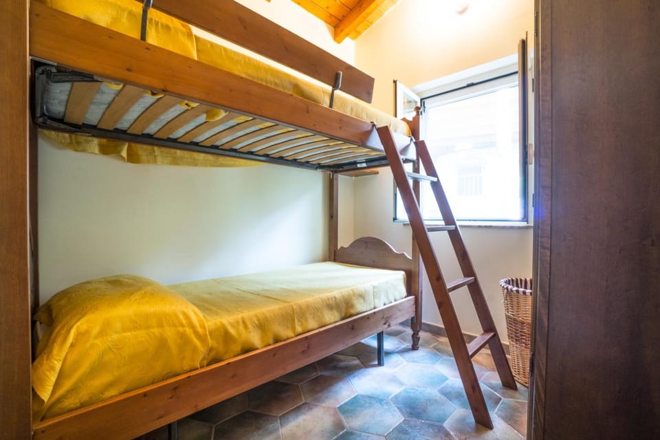 Bedroom, bunk bed