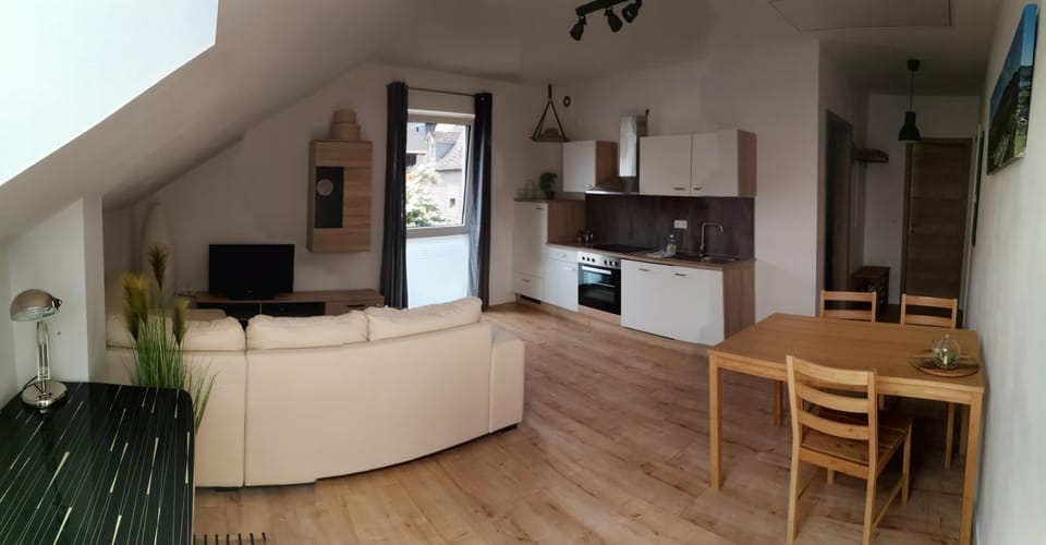 TV and multimedia, Kitchen or kitchenette, Living room, Seating area, Dining area, stove