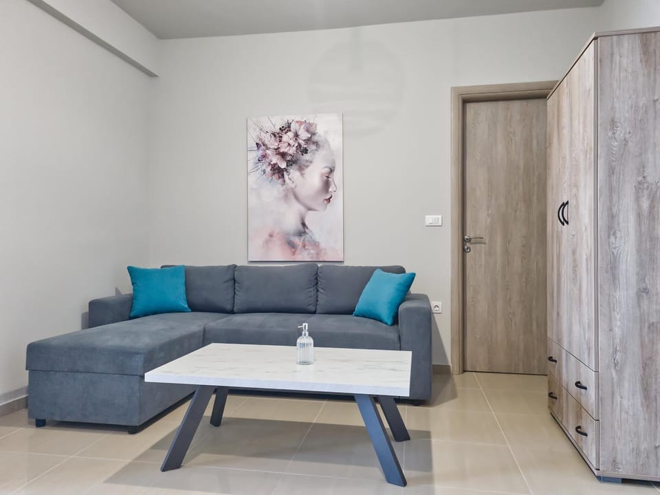 Epipleon Luxury Suites -106- Δωμάτιο 40τμ με βεράντα 45τμ μπροστά στην θάλασσα Apartment in Peloponnese, Western Greece and the Ionian