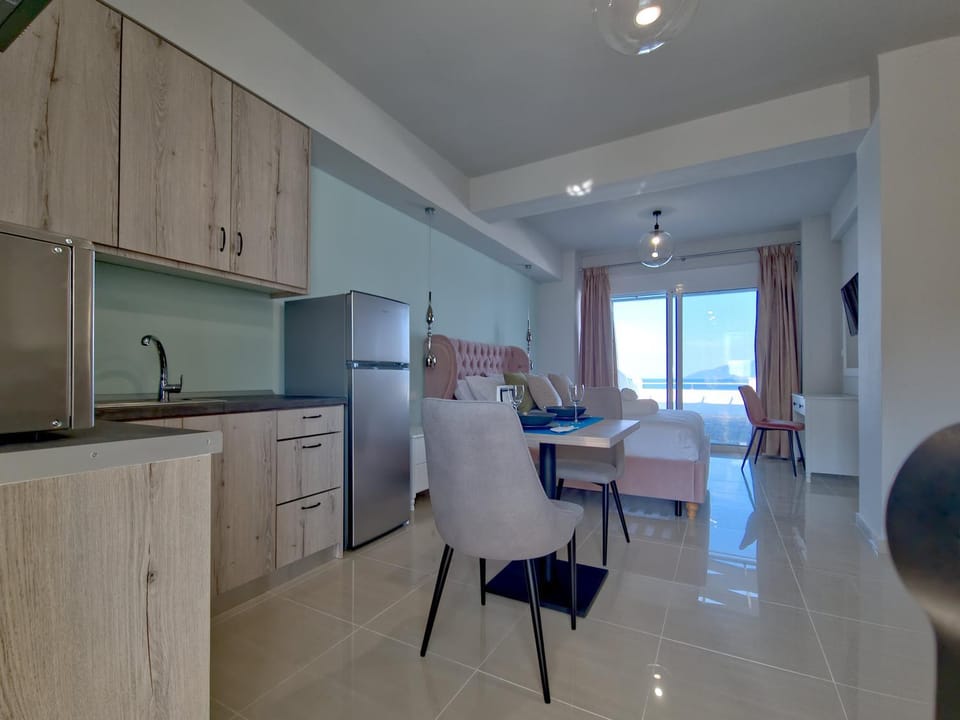 Epipleon Luxury Suites -106- Δωμάτιο 40τμ με βεράντα 45τμ μπροστά στην θάλασσα Apartment in Peloponnese, Western Greece and the Ionian
