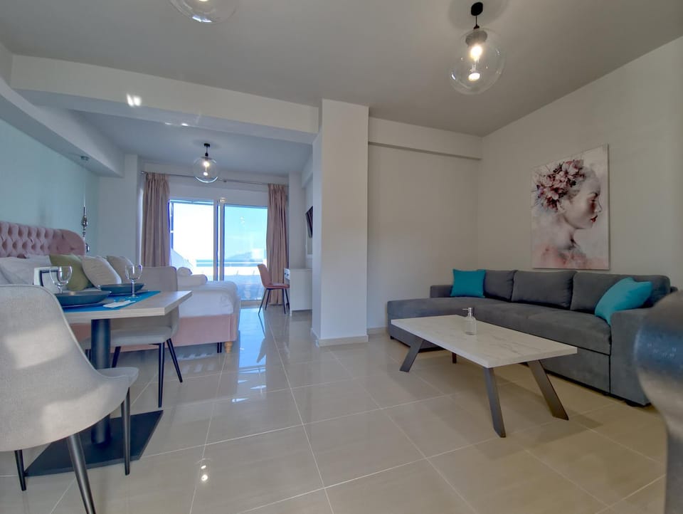 Epipleon Luxury Suites -106- Δωμάτιο 40τμ με βεράντα 45τμ μπροστά στην θάλασσα Apartment in Peloponnese, Western Greece and the Ionian