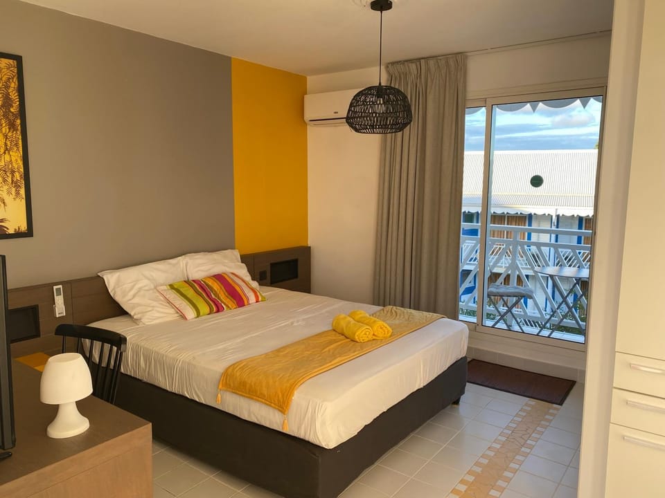 Bed, Bedroom, towels, air conditioner