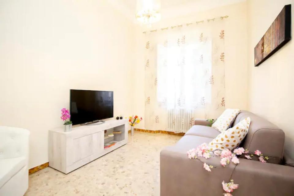 Communal lounge/ TV room, Day, TV and multimedia, Living room, Seating area, Evening entertainment