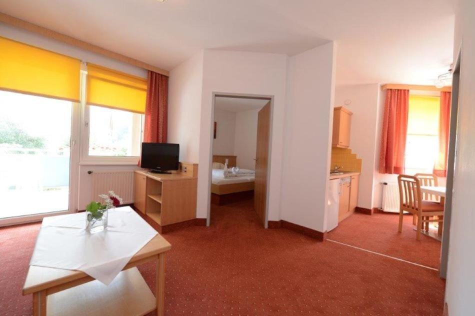 Communal lounge/ TV room, Living room, Photo of the whole room, Seating area, Bedroom