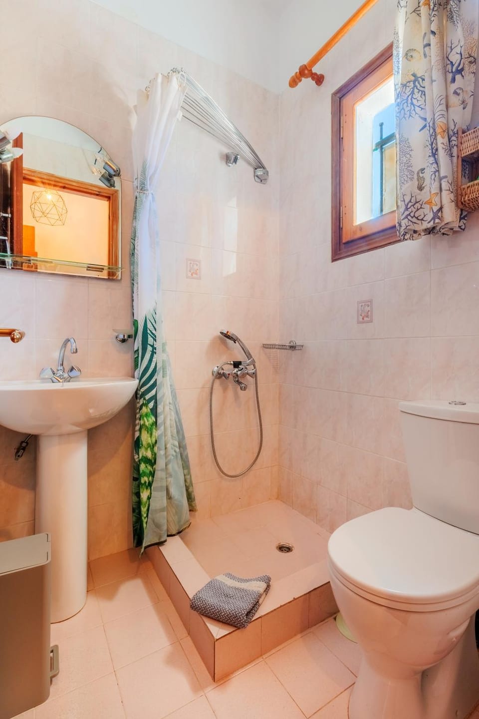 Shower, Toilet, towels