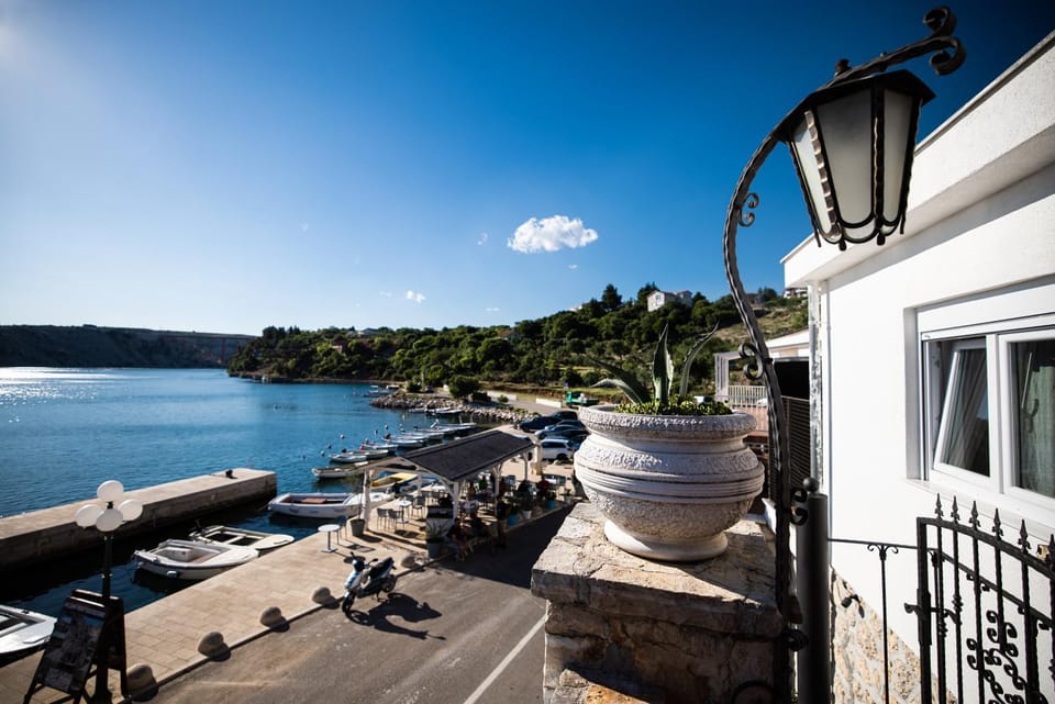 Property building, Balcony/Terrace, Sea view
