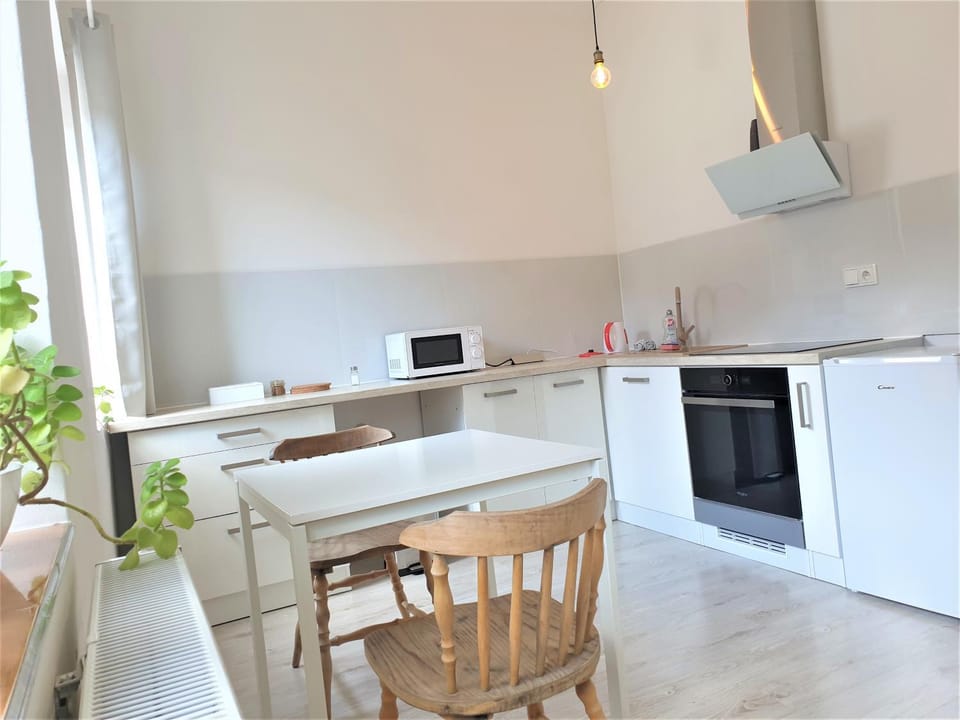 Kitchen or kitchenette, Seating area, Dining area, minibar, pet friendly, stove