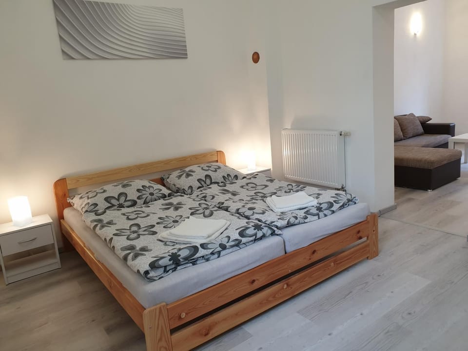 Bed, Seating area, Bedroom